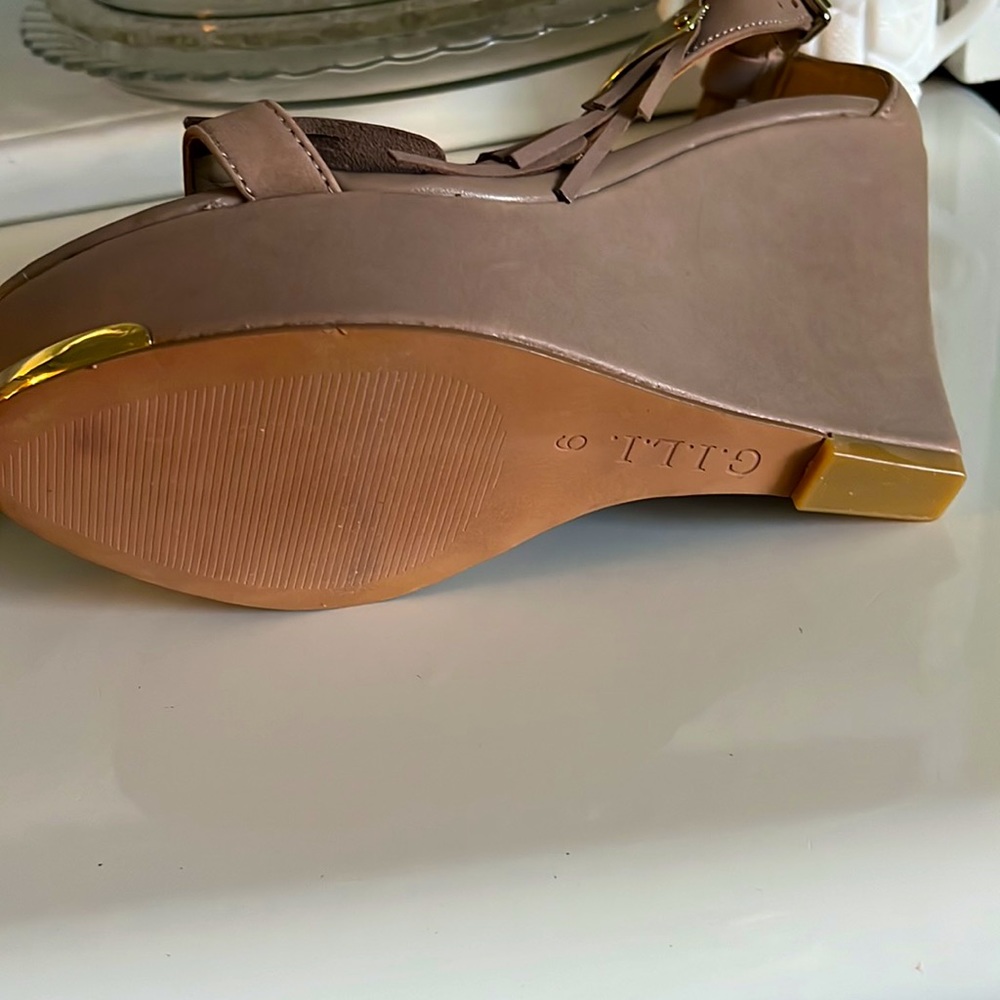 Like new G.I.L.I pink leather Wedges with Peep Toe Sz 6 - Picture 3 of 3